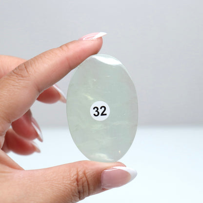 Fluorite Palm Stone | 32